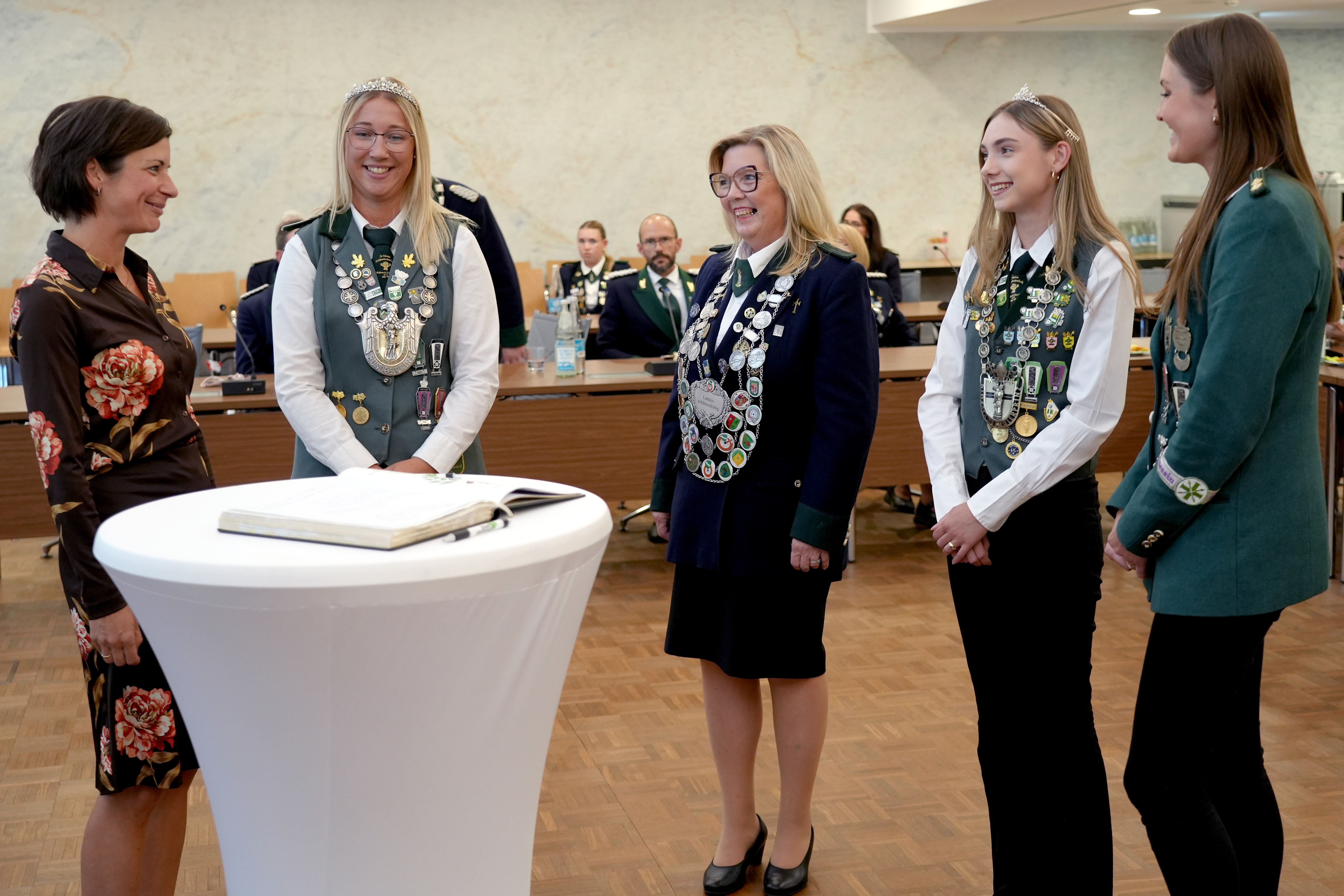 Bürgermeisterin Carolin Weitzel mit vier ausgezeichneten Schützinnen im Erftstädter Rathaus