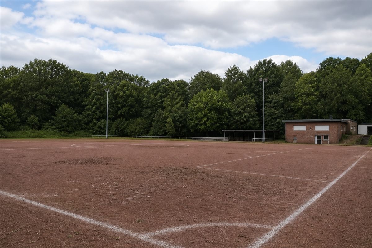 Realitätsnahes redaktionelles Motiv des gesperrten Tennenplatzes von Fortuna Liblar