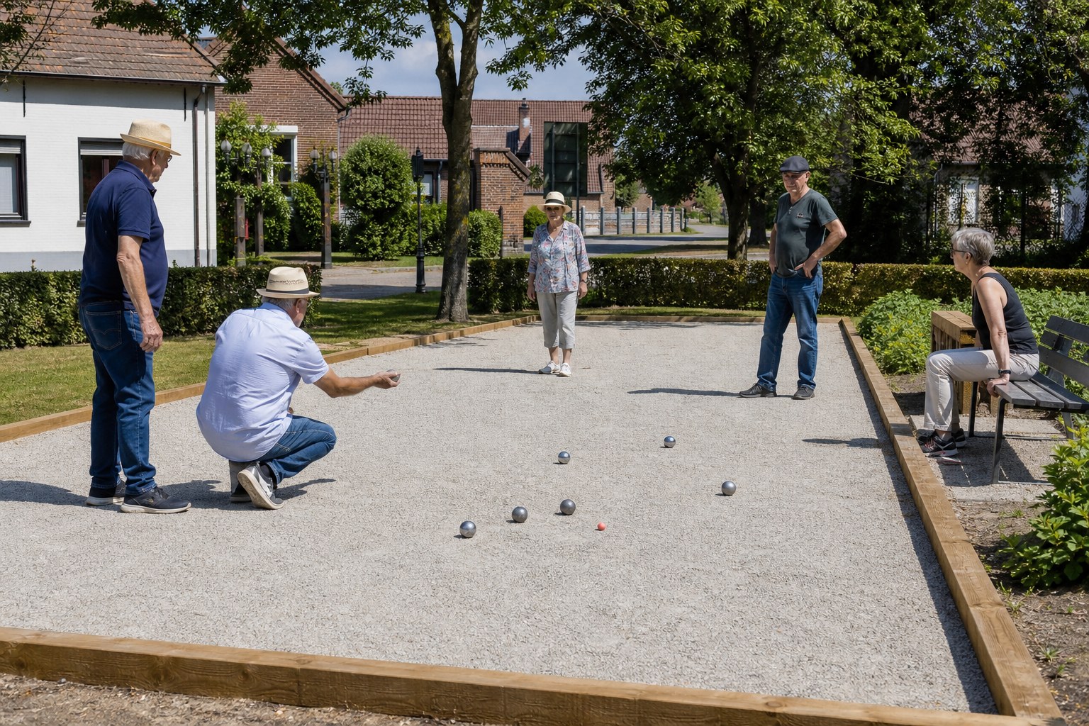 Symbolbild einer erneuerten Boulebahn mit spielenden Erwachsenen in einer dörflichen Umgebung