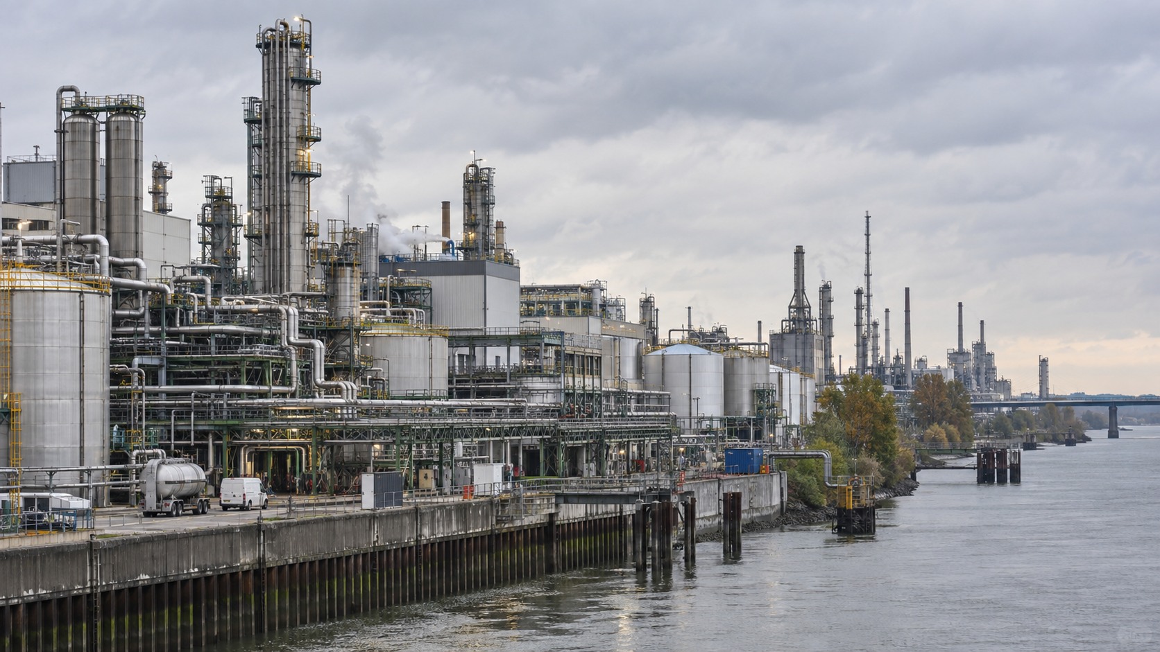 Realistisch generiertes Symbolbild eines Chemiewerks am Rhein bei Wesseling