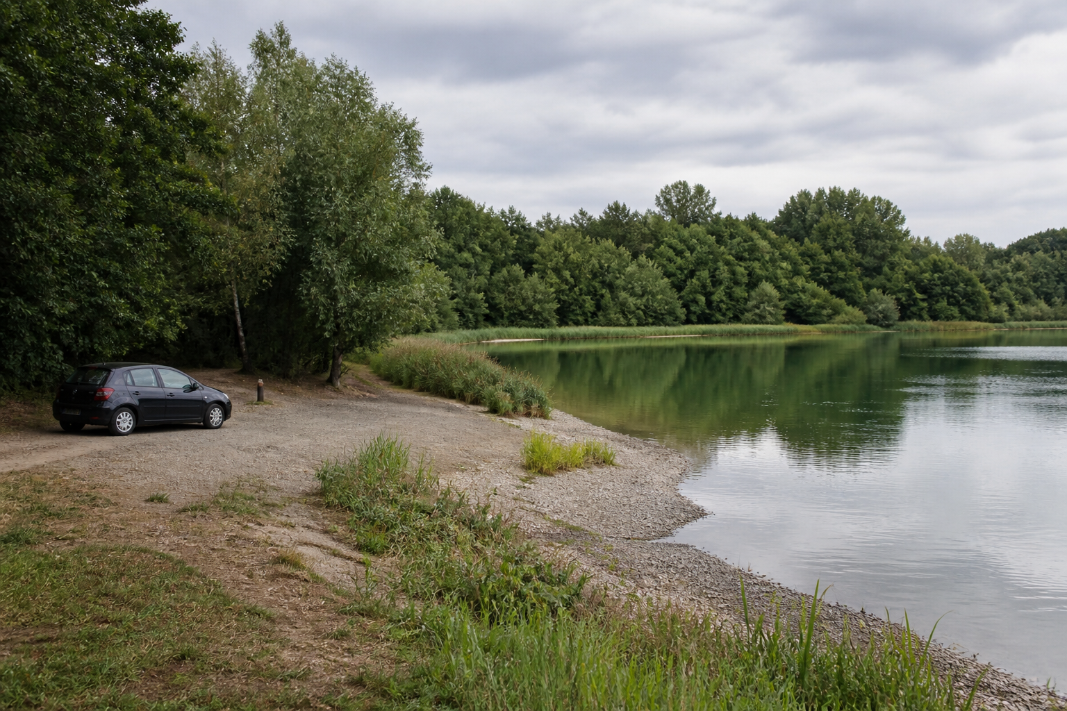Ruhiger Uferbereich am Peringsmaar mit einem abgestellten Auto