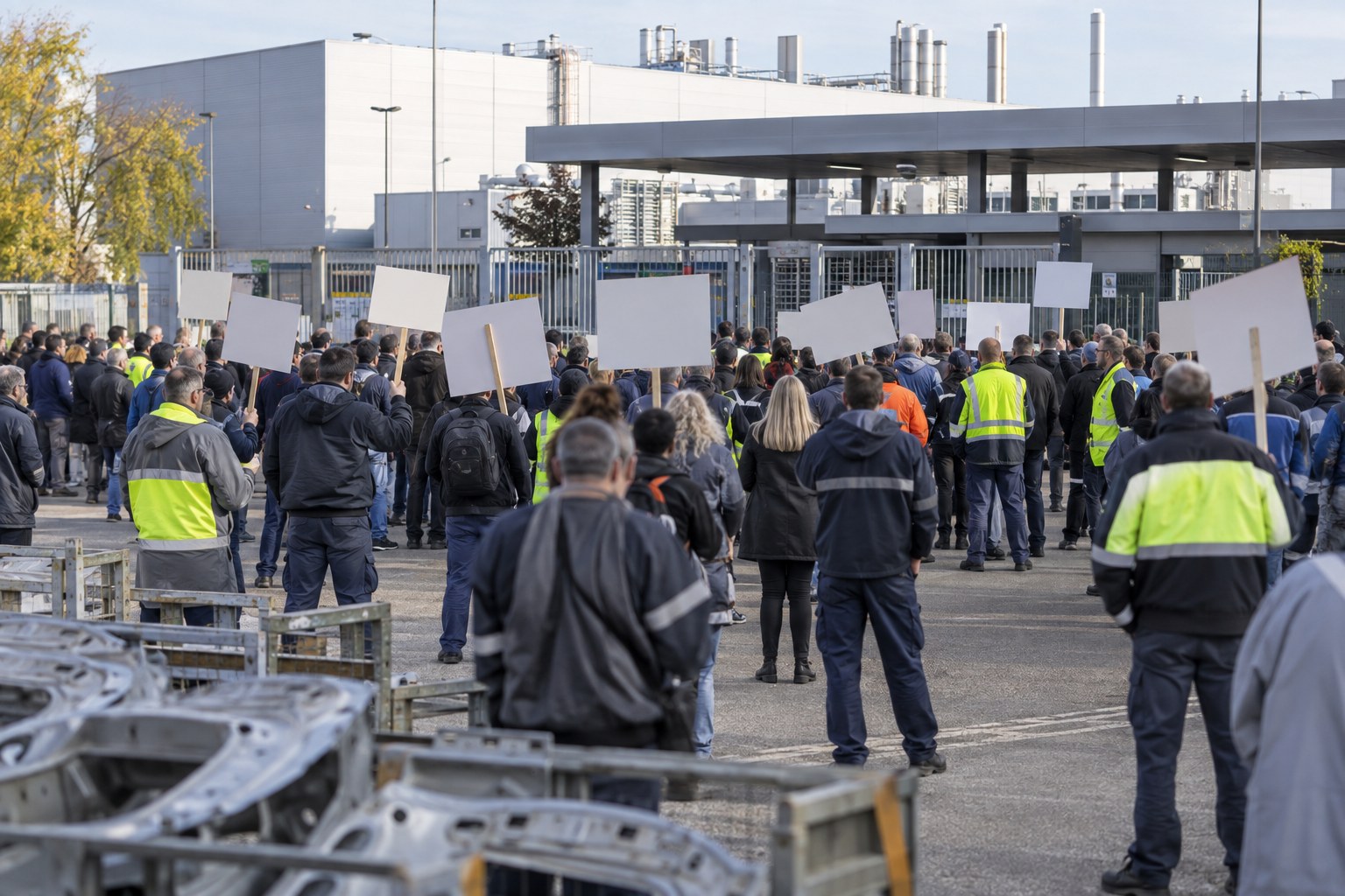 Erftpost-Symbolbild einer friedlichen Beschäftigtenkundgebung vor einem Industriebetrieb