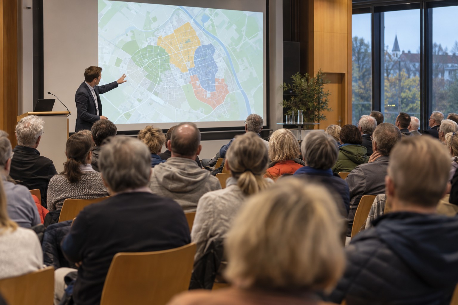 Symbolbild einer gut besuchten Informationsveranstaltung zur kommunalen Wärmeplanung