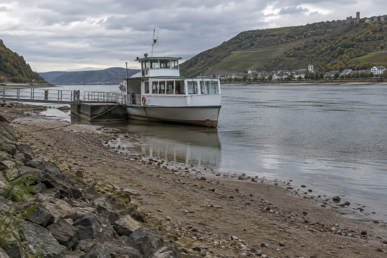 KI-Symbolbild: Personenfähre an einem Rhein-Anleger bei niedrigem Wasserstand