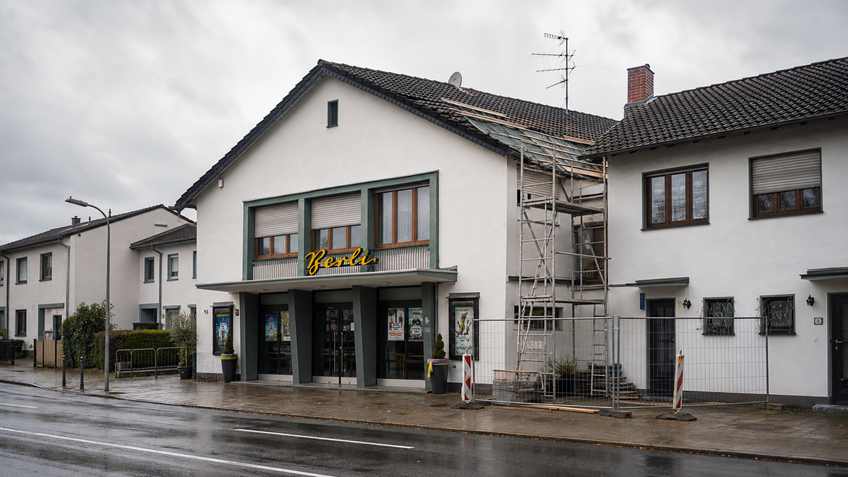 Realitätsnahes Symbolbild des BerLi-Theaters in Hürth-Berrenrath mit Gerüst und abgesicherter Dachfläche