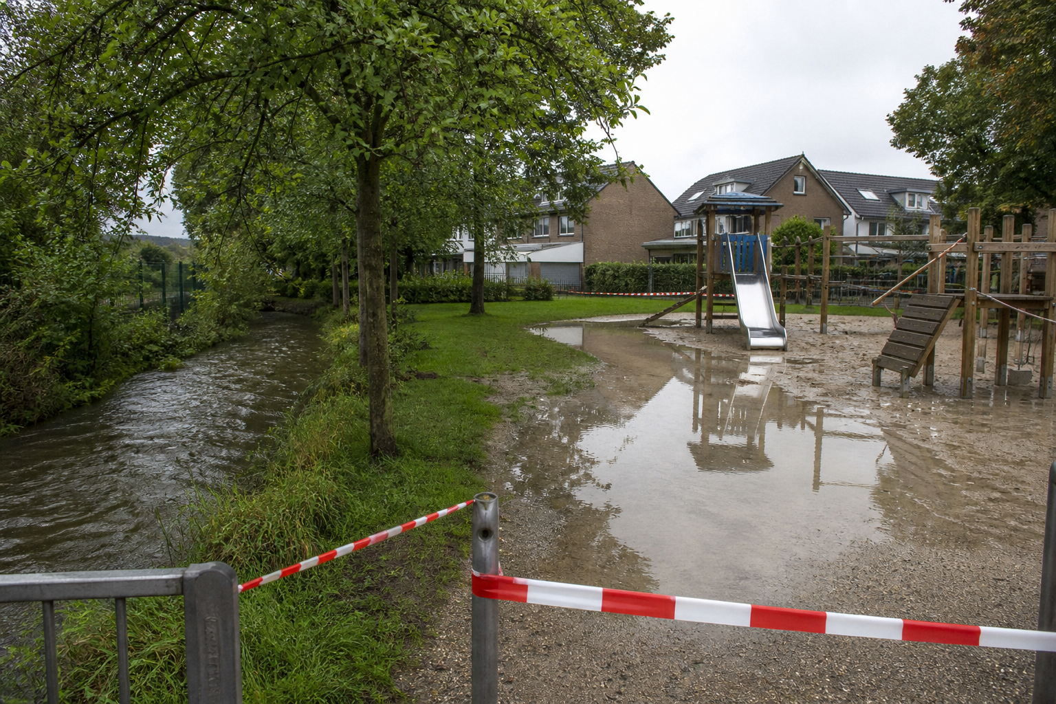 Symbolbild: Überschwemmter und abgesperrter Spielplatz neben einem Bach in Bliesheim