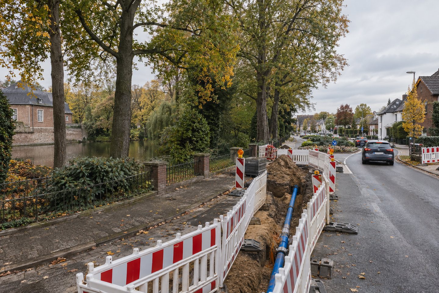 Symbolbild: Trinkwasserarbeiten an einer Straße am Schlosspark Gracht in Liblar