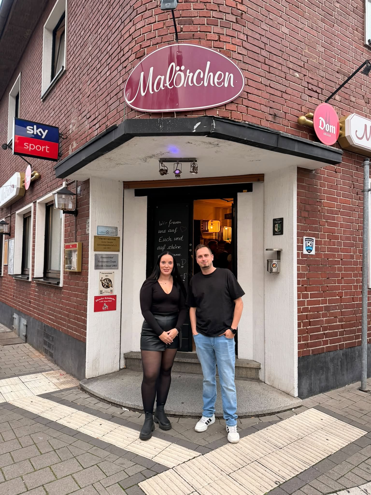 Christian Flohr und Michelle Eul vor dem Eingang der Kultkneipe Malörchen in Hürth-Gleuel