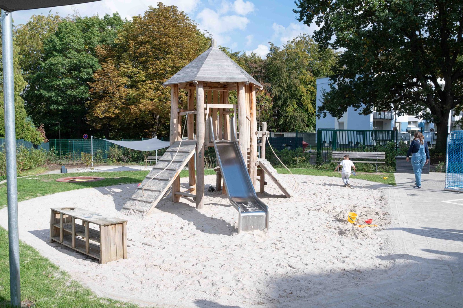 Neuer Spiel- und Sandbereich auf dem Schulhof der Paul-Kraemer-Schule in Frechen-Bachem