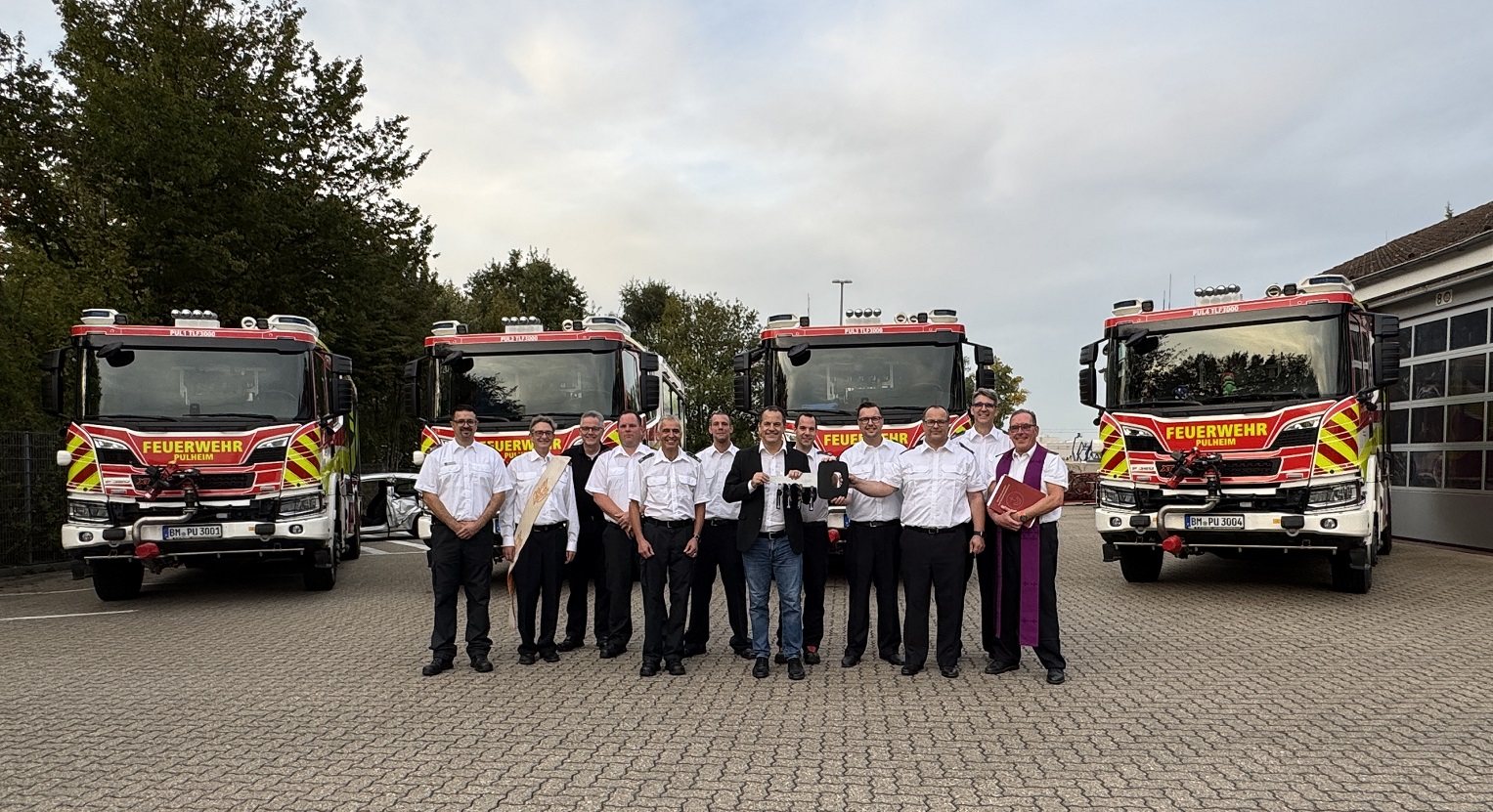 Vier neue Tanklöschfahrzeuge der Freiwilligen Feuerwehr Pulheim bei der Übergabe