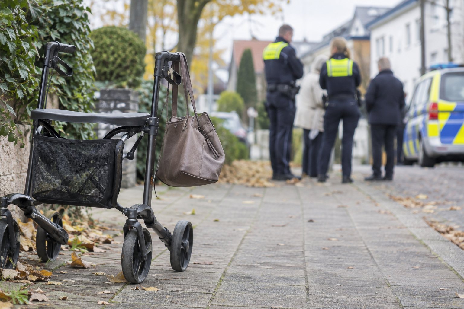 Rollator und Handtasche an einem Gehweg während eines Polizeieinsatzes