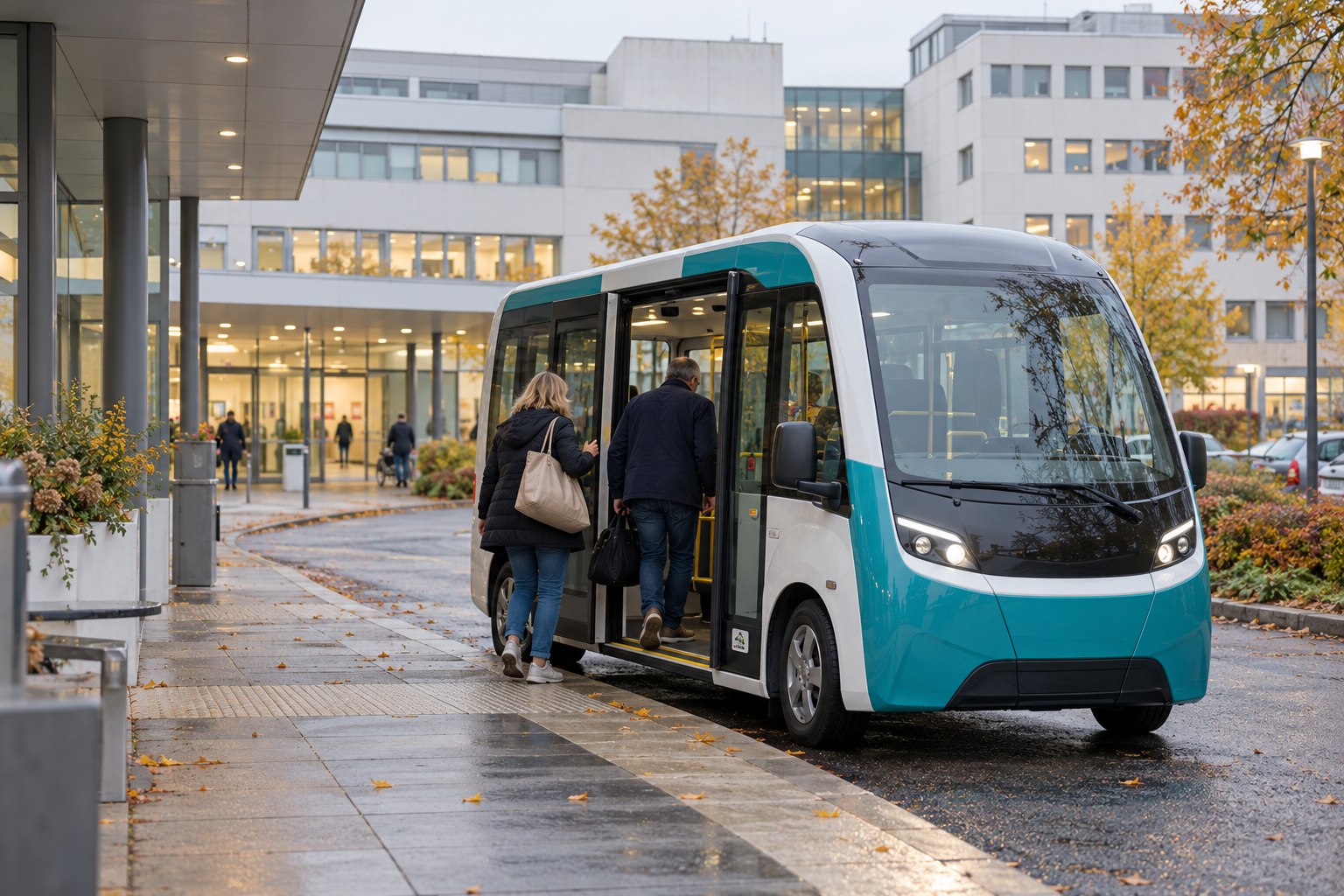 Kleiner On-Demand-Bus vor einem Krankenhaus