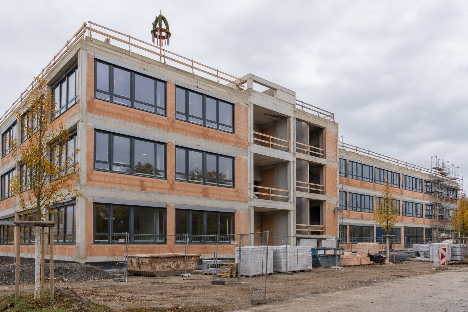 Neubau eines modernen Schulgebäudes während der Ausbauphase