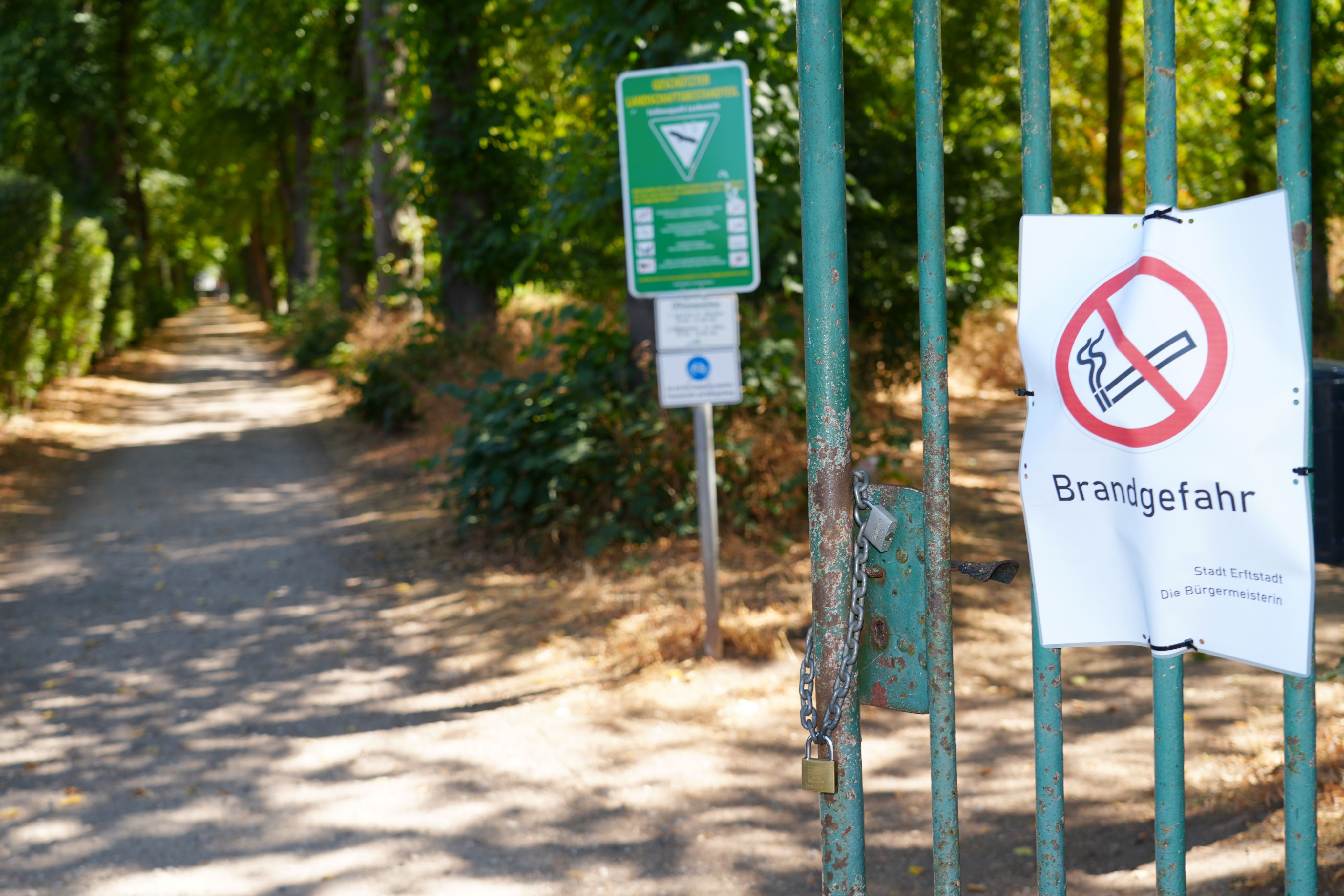 Rauchverbotsschild wegen erhöhter Brandgefahr an einer Erftstädter Parkanlage
