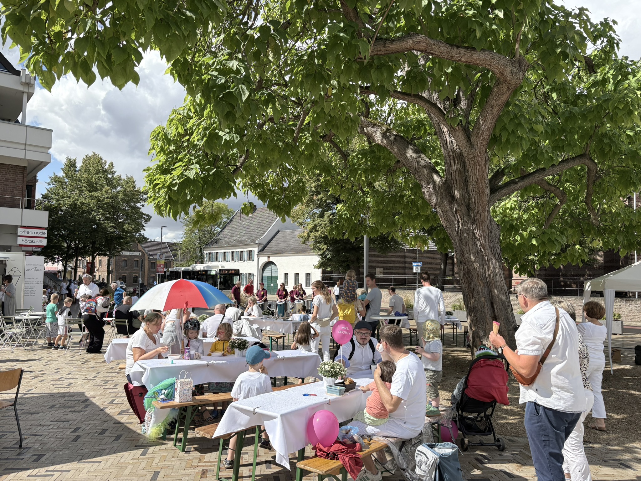 Besucherinnen und Besucher beim Fest in Weiß auf dem Carl-Schurz-Platz