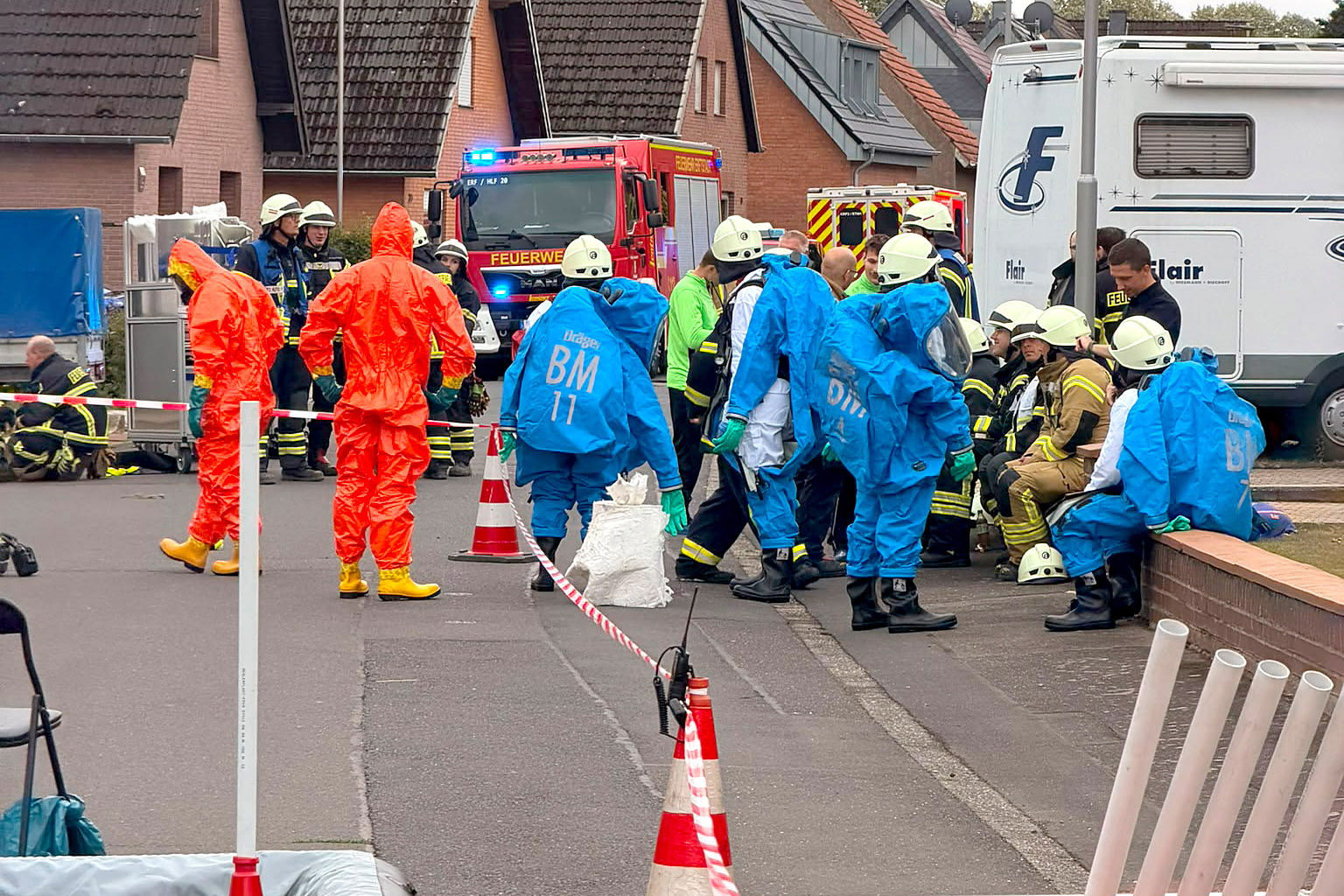 Einsatzkräfte der Feuerwehr Erftstadt bei dem Gefahrstoffeinsatz in Gymnich