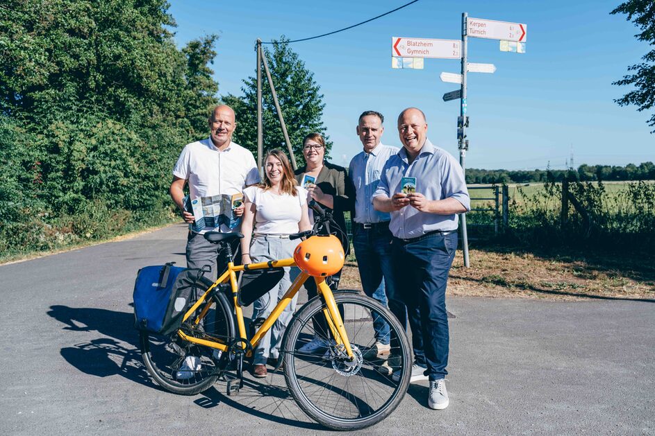 Vertreter des Rhein-Erft-Kreises und des Rhein-Erft Tourismus präsentieren gemeinsam die neuen Pocket Guides