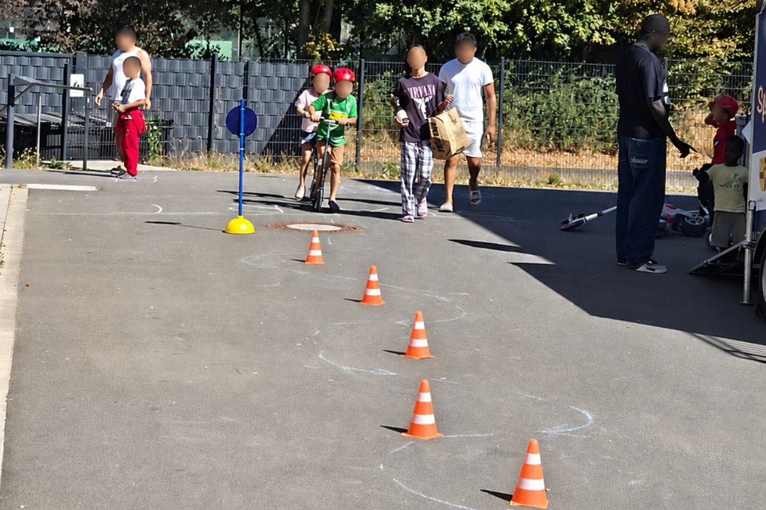 Kinder und Jugendliche bei Übungen zur Verkehrssicherheit mit dem Roter-Ritter-Mobil