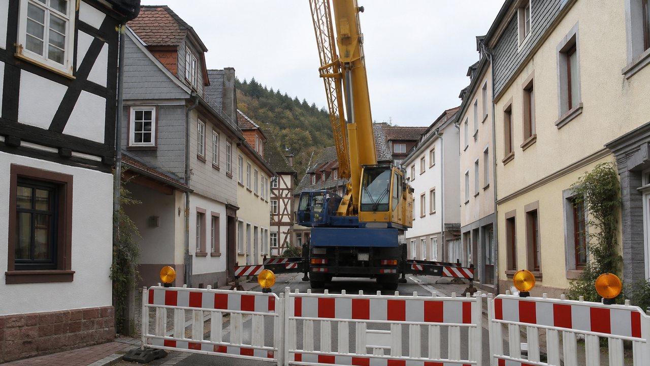 Symbolbild eines Autokrans in einer gesperrten Straße