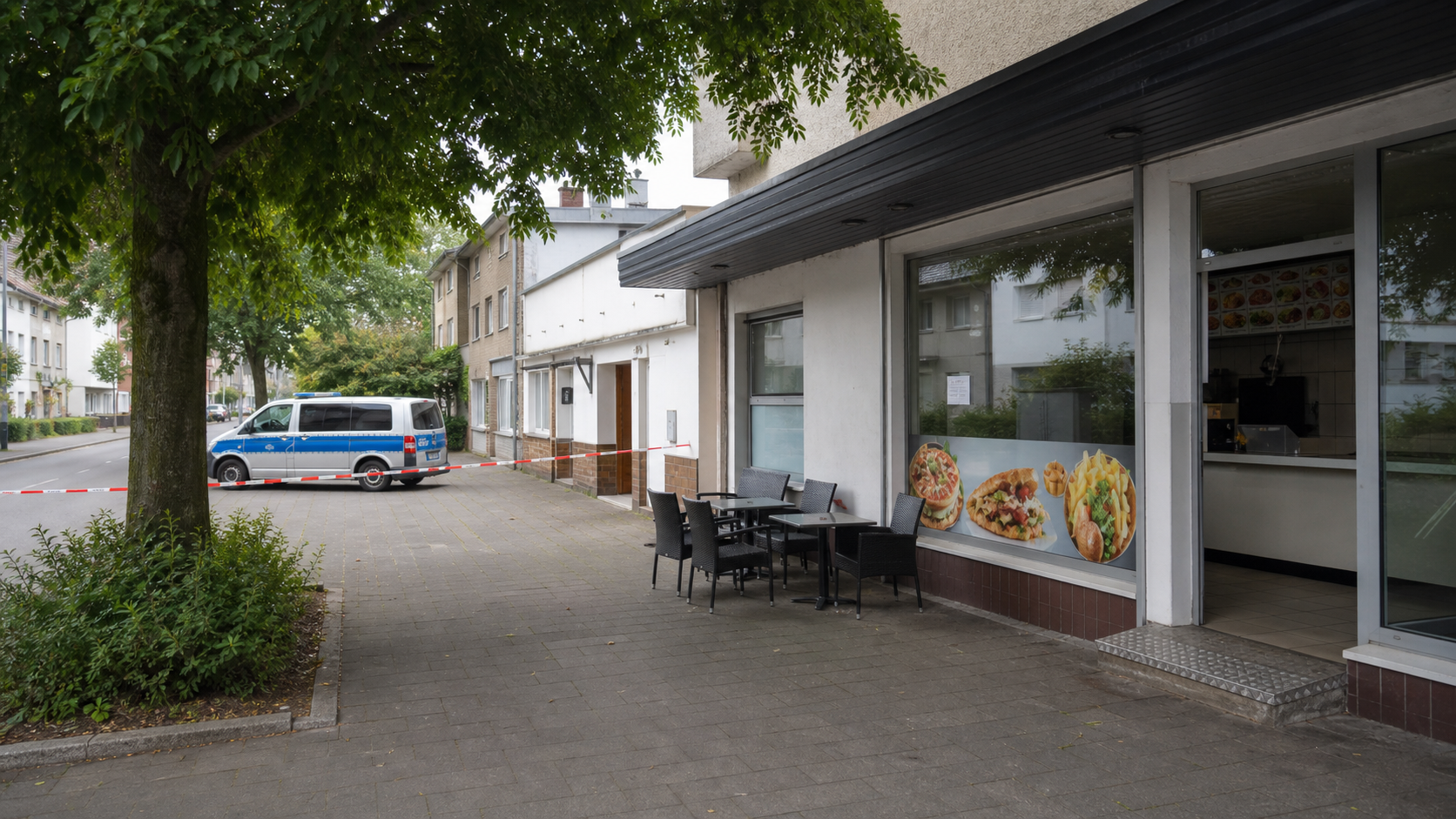 Symbolbild eines Polizeieinsatzes vor einem Imbiss in einer deutschen Geschäftsstraße